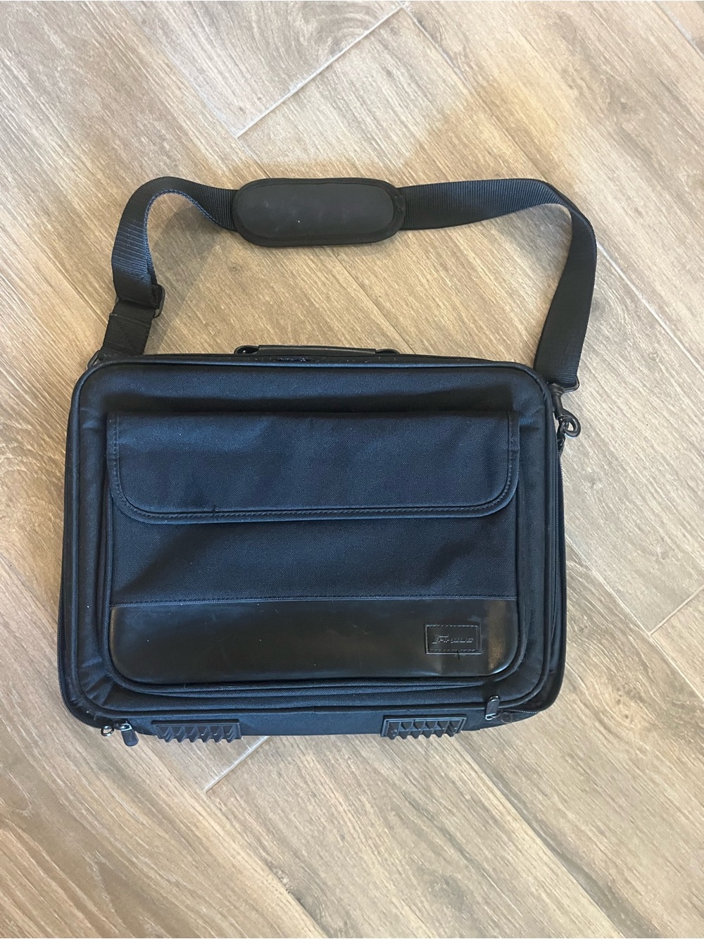 Targus Black Men's Laptop Shoulder Bag with Padded Strap